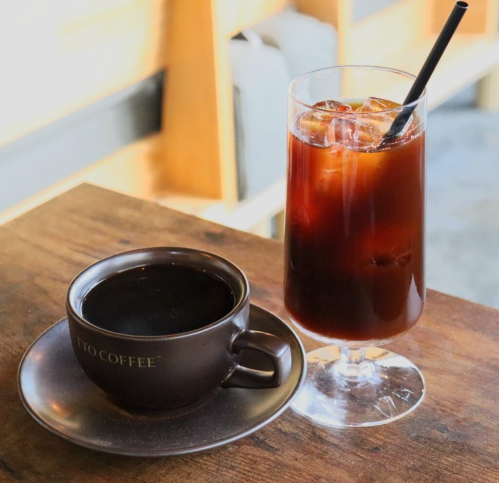 ホットコーヒーとアイスコーヒーの写真