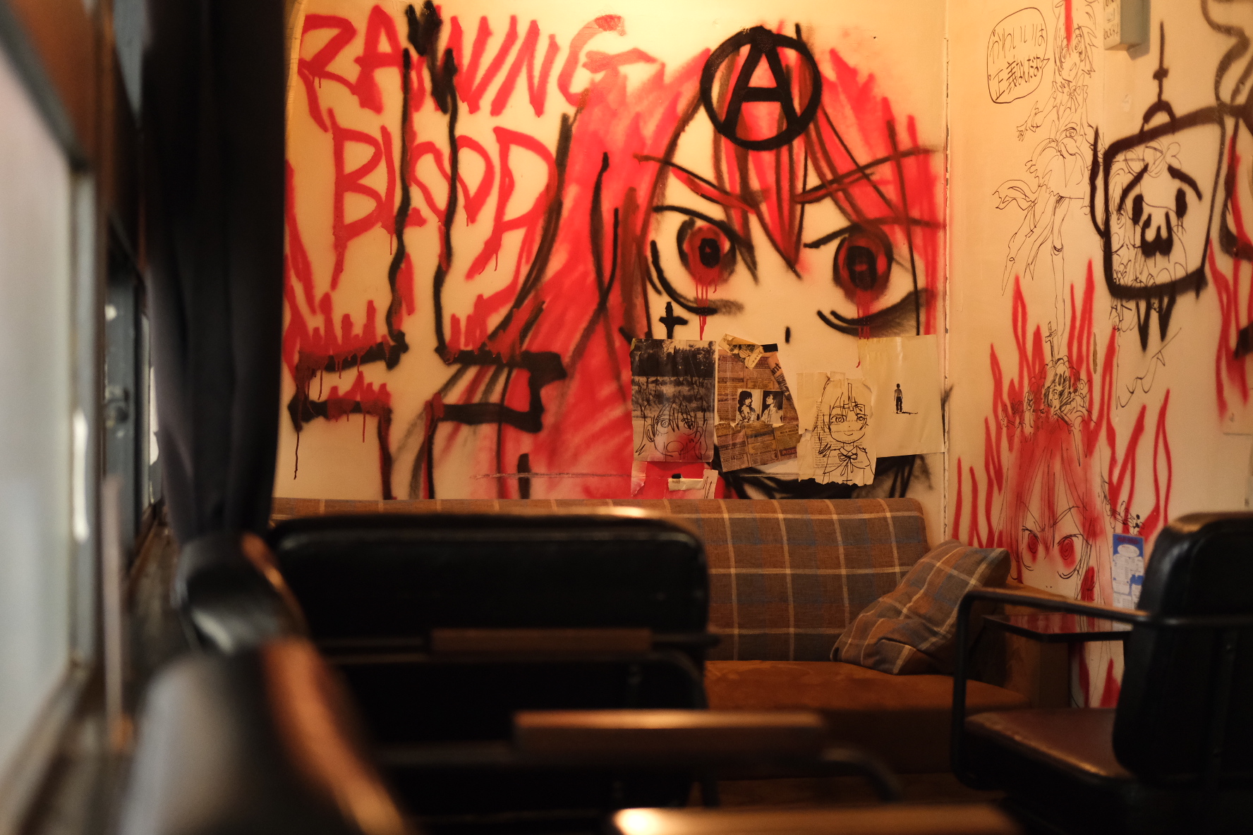 店内のイラストが描かれた壁の写真